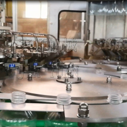 6000BPH果汁熱灌裝四合一灌裝機(jī)